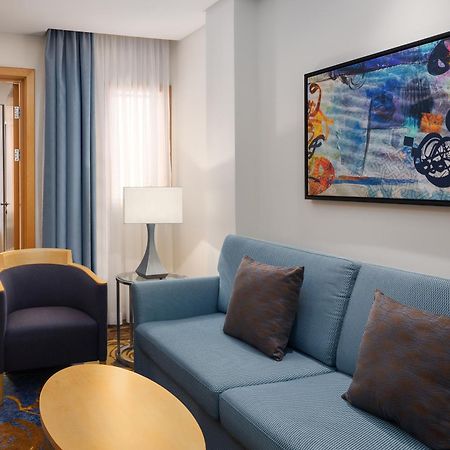 Sheraton Makkah Jabal Al Kaaba Hotel Mekka Exteriér fotografie A living room in a suite at the Hilton San Francisco Airport