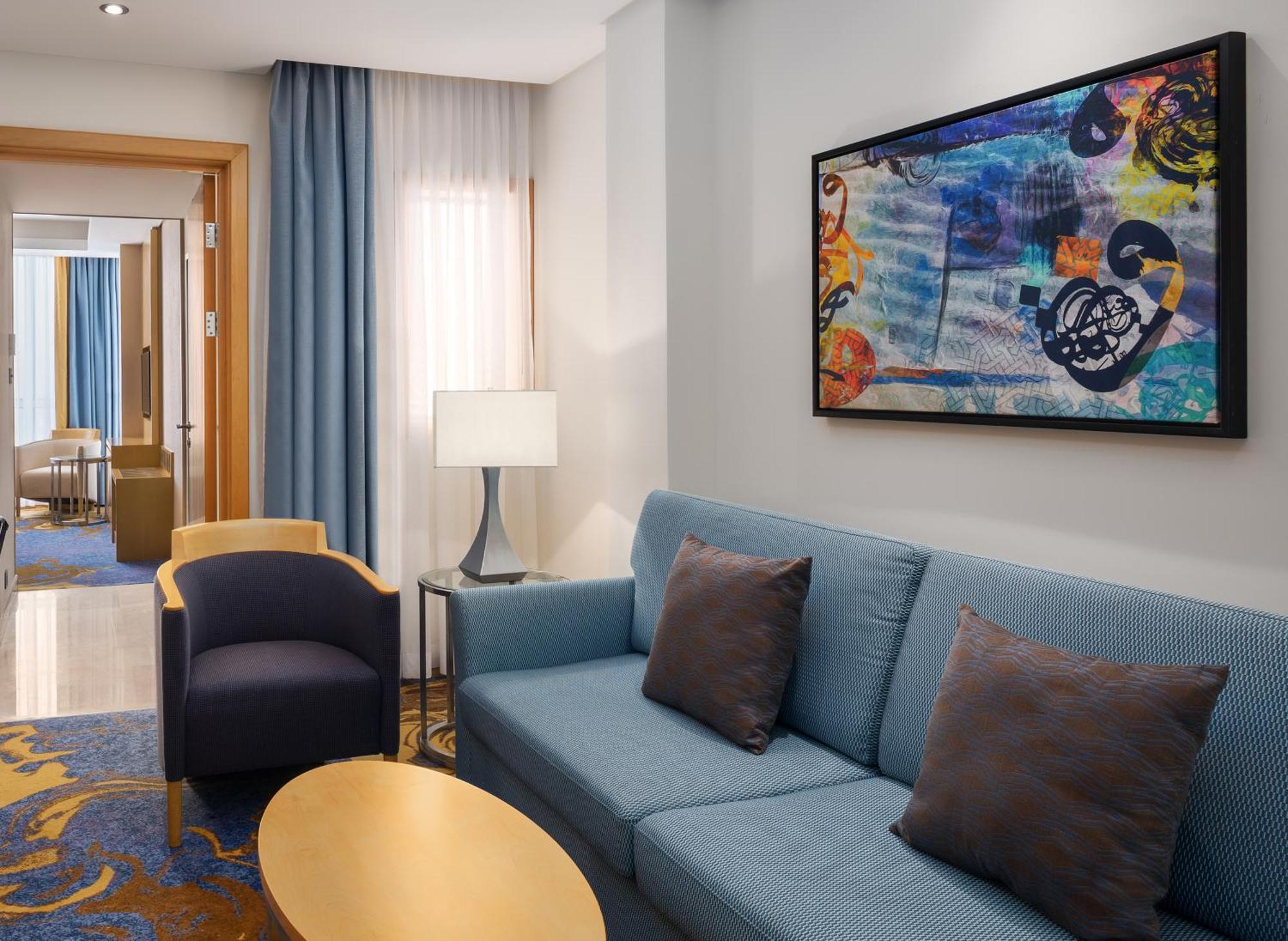 Sheraton Makkah Jabal Al Kaaba Hotel Mekka Exteriér fotografie A living room in a suite at the Hilton San Francisco Airport